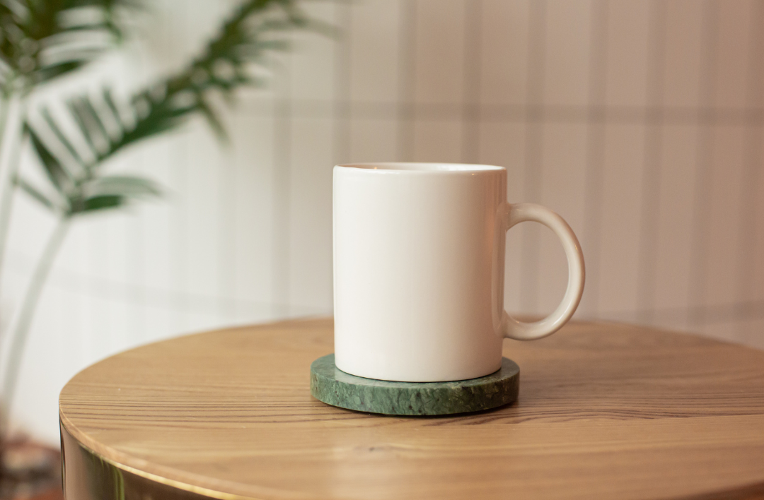 Mug personnalisable sur une table