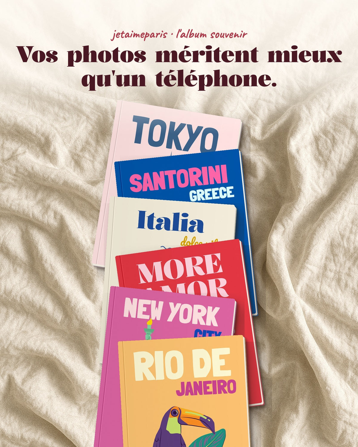 Pile d'albums photo souvenir : Tokyo, Santorin, Italia, More amor, New York, Rio